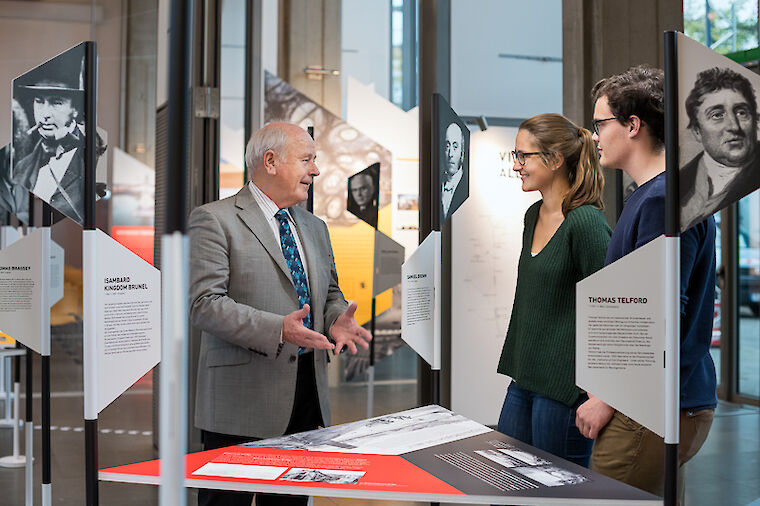 Ingenieur-Historiker Bill Addis in der Münchener Ausstellung. Foto: Astrid Eckert