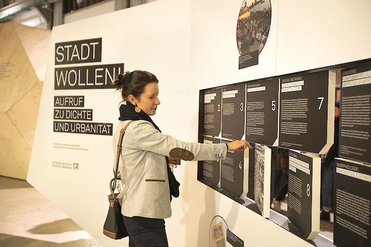 Modul der Architektenkammer zur Urbanen Dichte im Rahmen der Ausstellung „Alle wollen wohnen“ des M:AI NRW. Foto: Claudia Dreyße