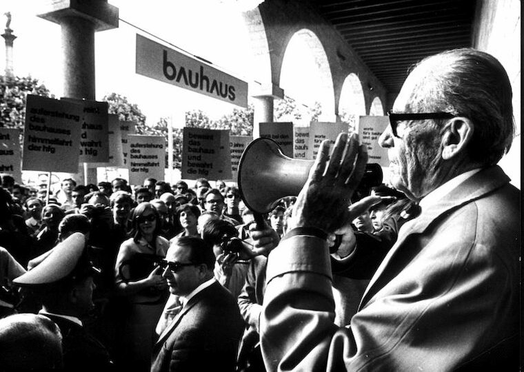 Walter Gropius bei der Ansprache an demonstrierende Studierende im Jahr 1968. Quelle: WKV Archiv, Foto: Kurt Eppler.