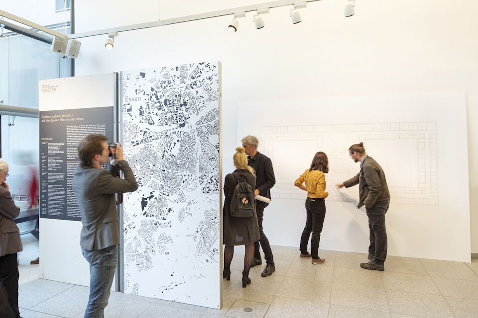 Großformatige Zeichnungen der Grundrisse und Fassade veranschaulichen die Projekte von Mies van der Rohe.