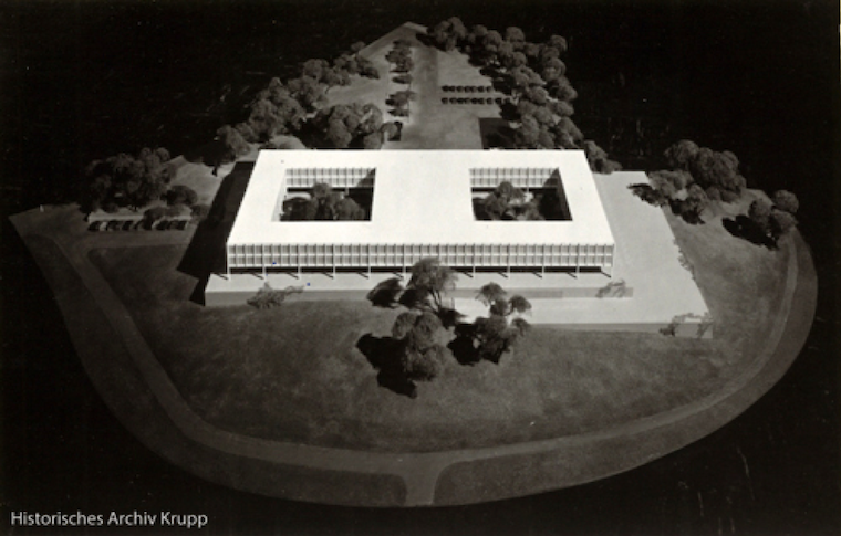 Rücksansicht auf das Modell zur geplanten Zentrale der Firma Krupp im Essener Süden nahe der Villa Hügel. Quelle: Historische Archiv Krupp.