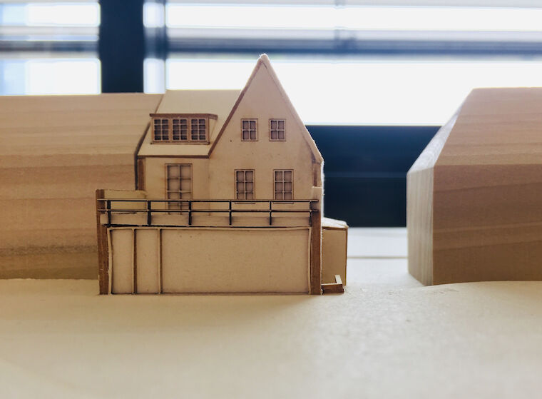 Modell des Haus Henke in Essen nach Plänen von Mies van der Rohe. Modellbau von Natascha Glamocak und Aischa Baaske für das Ausstellungsprojekt MIes im Westen (2019). Foto: Aischa Baaske.
