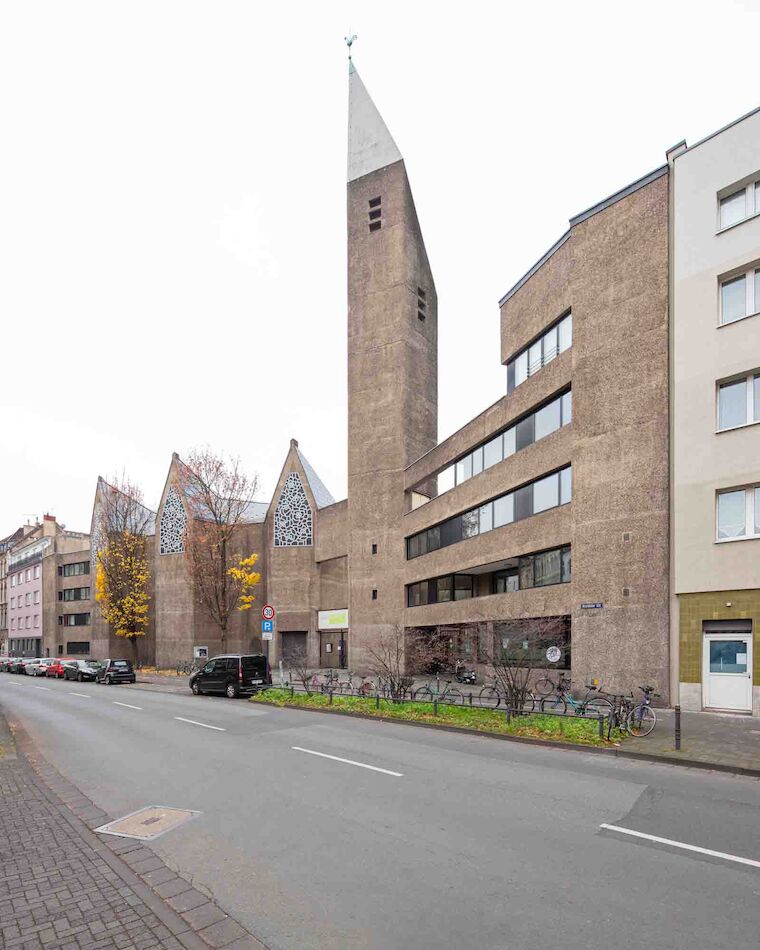 Fügt sich direkt in die Häuserzeile ein: die Kirche St. Gertrud in Köln, entworfen von Gottfried Böhm. Foto: Michael Rasche.