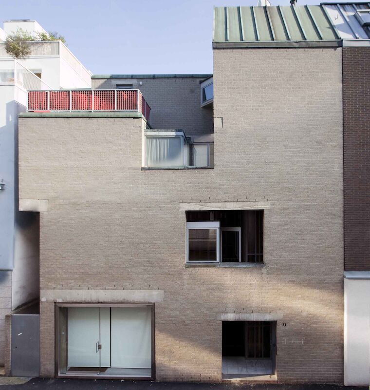 Ein Beispiel der Nachkriegsarchitektur in Deutschland mit seinen internationalen Einflüssen: das Schmela-Haus von außen. Foto: © Peter Breuer.