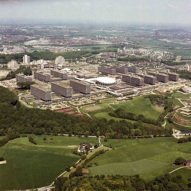 Die Ruhruniversität Bochum, ab 1964, städtebaulicher Entwurf: Hentrich Petschnigg und Partner - HPP. Luftbild, 1977.