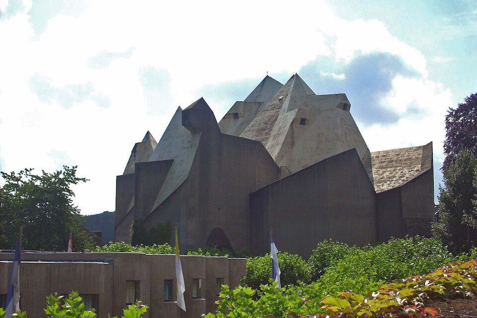 Der Mariendom im nordrhein-westfälischen Velbert-Neviges, erbaut von 1963 bis 1968 in Gestalt eines Felsendoms nach Plänen von Gottfried Böhm.