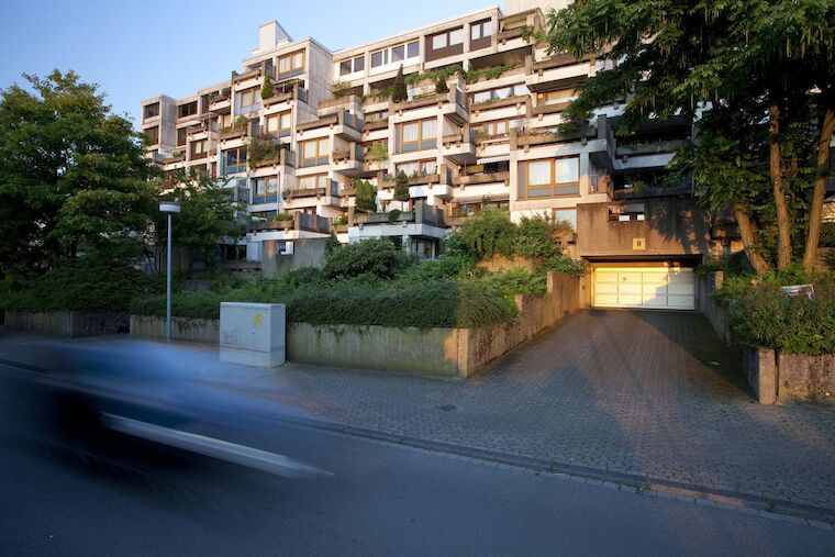 Eine der neuen Wohnwelten, die in den späten 1960er Jahren gebaut worden ist: das Terrassenhaus “Girondelle” von Architekt Albin Hennig in Bochum. Foto:Peter Breuer.