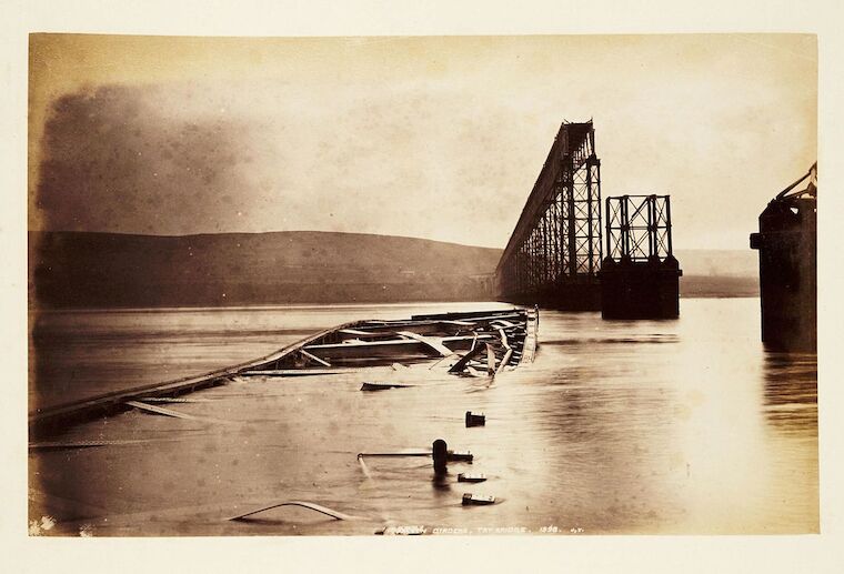 Die eingestürzte Firth-Of-Tay-Brücke, auf der 1879 ein Zug entgleiste. Foto: National Library of Scotland, CC BY 4.0.