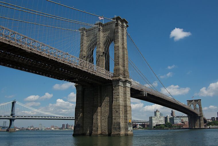 Eine der bekanntesten Brücken weltweit: die Brooklyn Bridge in New York, USA, fasziniert seit ihrer Eröffnung im Jahr 1883. Foto: By Tiago Fioreze, CC BY-SA 3.0 , from Wikimedia Commons