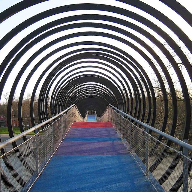 Slinky Springs To Fame - die Brücke des Frankfurter Künstlers Tobias Rehberger im Kaisergarten in Oberhausen.