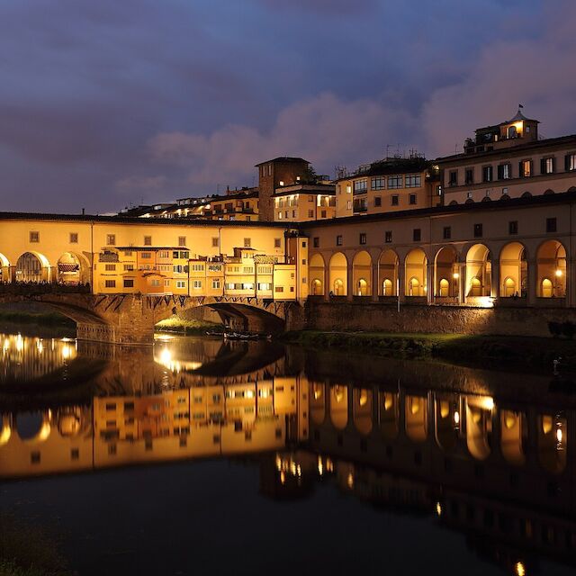 Die Ponte Vecchio in Florenz - eine der bekanntesten bebauten Brücken.