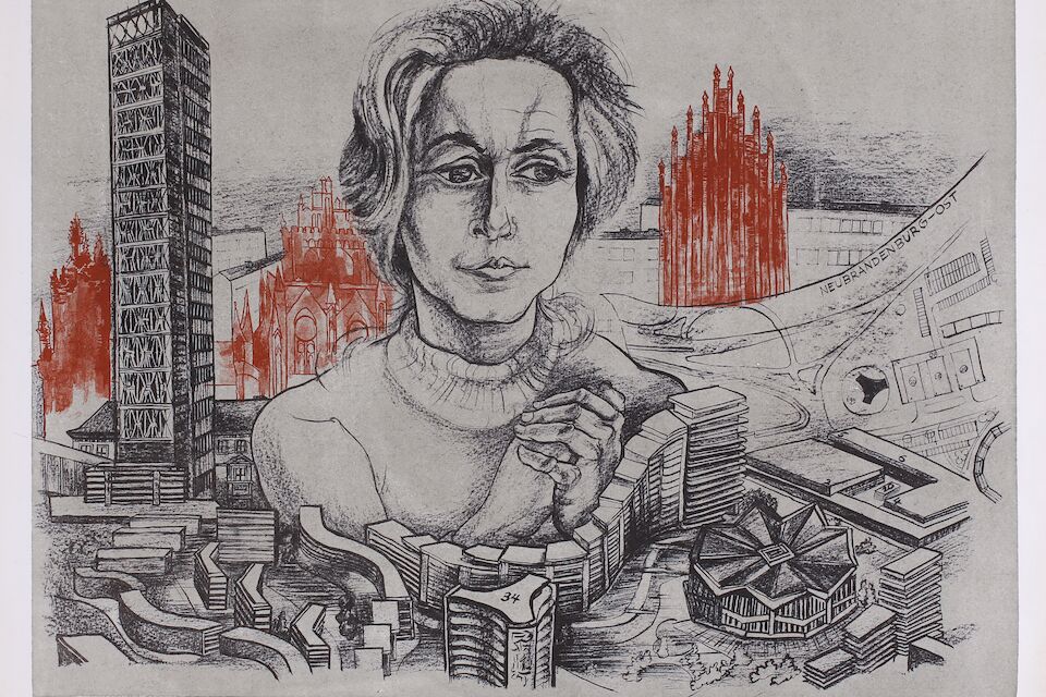 Das Porträt zeigt Iris Dullin-Grund - eine der einflussreichsten Architektinnen der DDR, umgeben von ihren Hauptprojekten: dem Generalbebauungsplan für Neubrandenburg und dem Hochhaussturm des Hauses der Kultur und Bildung ebenfalls in Neubrandenburg.