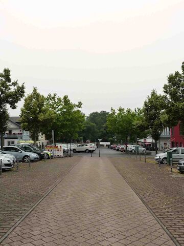 Wird hauptsächlich zum Parken genutzt: der zentrale Platz in Aegidienberg (Bad Honnef). Foto: Peter Köddermann.