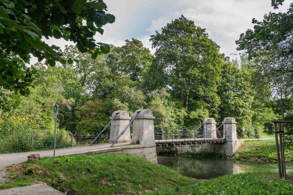 Ebenfalls mit dem Deutschen Brückenpreis ausgezeichnet: die Schaukelbrücke im Park an der Ilm in Weimar.