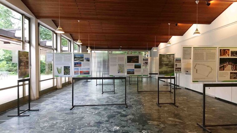 Die Ausstellung zum nrw.landschaftsarchitektur.preis 2018 zeigt die eingereichten Projekte und Preisträger. Foto: © Ursula Kleefisch-Jobst.