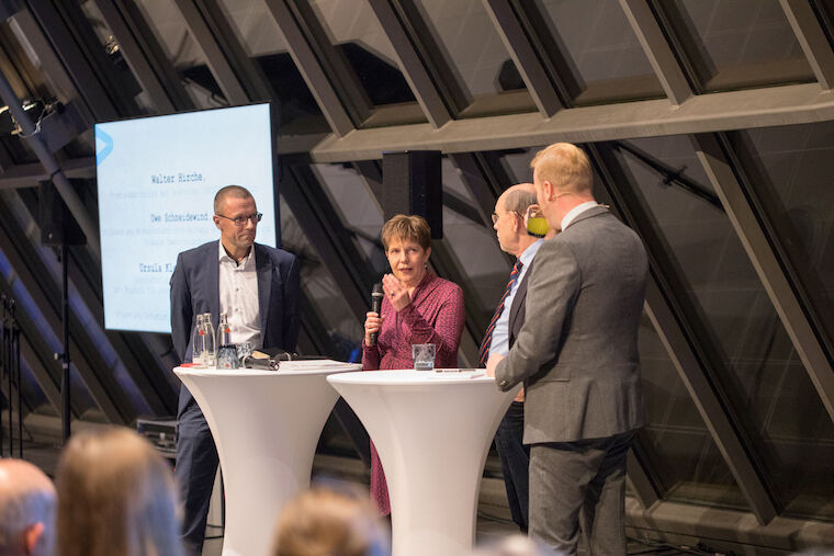 In der Diskussion (v.l.): Uwe Schneidewind (Wuppertal Institut), Ursula Kleefisch-Jobst (M:AI), Walter Hirche (UNESCO-Kommision) und Moderator Tobias Häusler. Foto: Claudia Dreyße