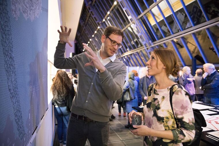 Diskutieren über die Inhalte: Besucher währende der Ausstellungseröffnung. Foto: Claudia Dreyße