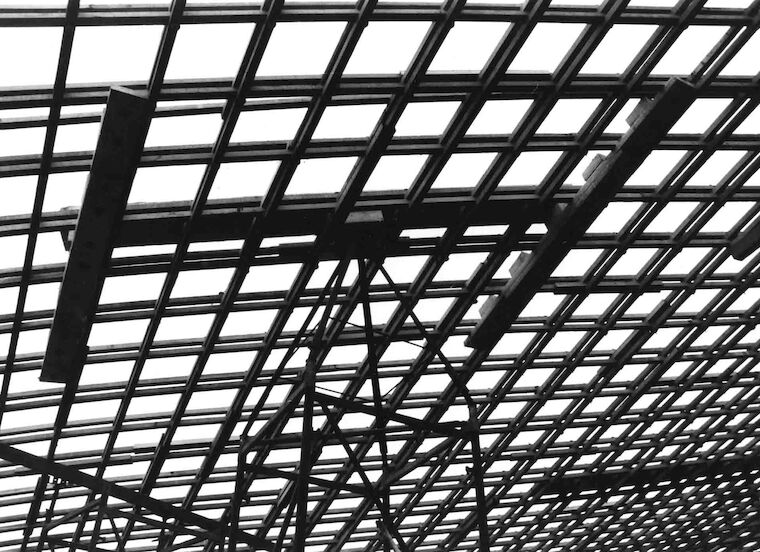 Die Gitterschale der Multihalle in Mannheim von unten in Nahaufnahme. Foto: Archiv Institut für Leichte Flächentragwerk, Stuttgart.