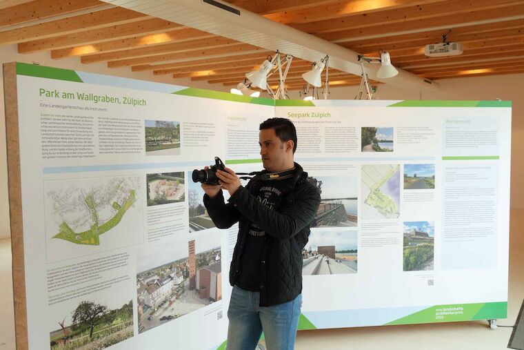 Besucher der Ausstellung zum nrw.landschaftsarchitektur.preis in Zülpich. Foto: bdla nw.