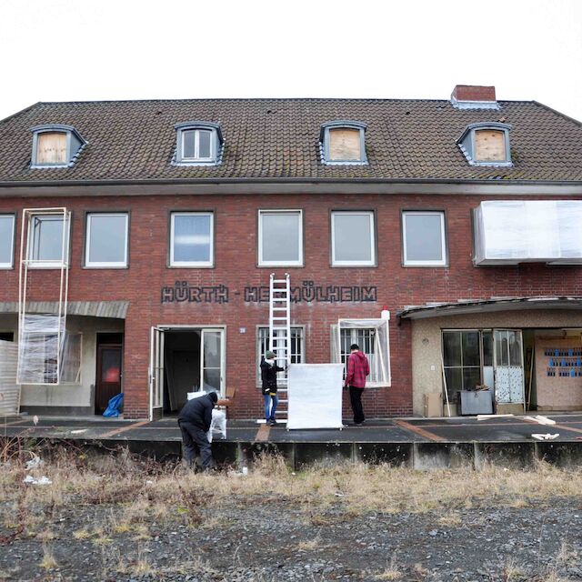 Aufbau Installation GrenzWertig am Bahnhof Hürth-Hermülheim.