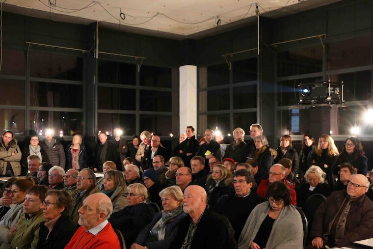 Die Zuhörerschaft im HE-Gebäude der ehemaligen Verseidag in Krefeld. Foto: Timo Klippstein.