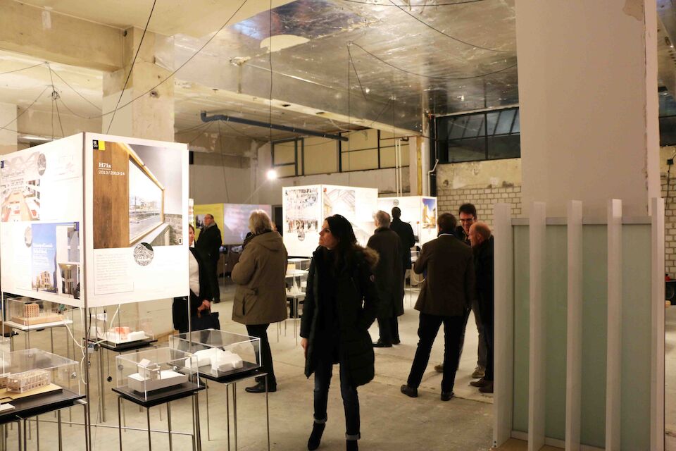 Besucher bei der Ausstellungseröffnung des Mies van der Rohe Awards 2015 im Mies van der Rohe Business Park in Krefeld.
