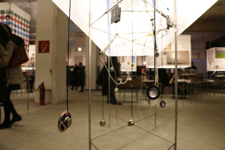 Sichtbare Technik. Die Ausstellung setzt auf Projektion, Ton, Text und Fotografie als Medien. Foto: Timo Klippstein.