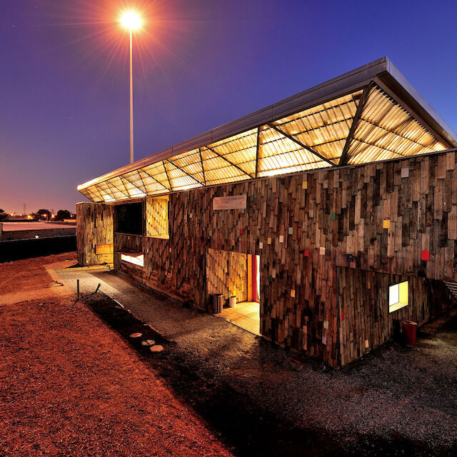 Eines der präsentierten Projekte: das Guga S’Thebe Theatre in Langa, Kapstadt, Südafrika, 2013–2015 von den Architektinnen Bernadette Heiermann und Judith Reitz.
