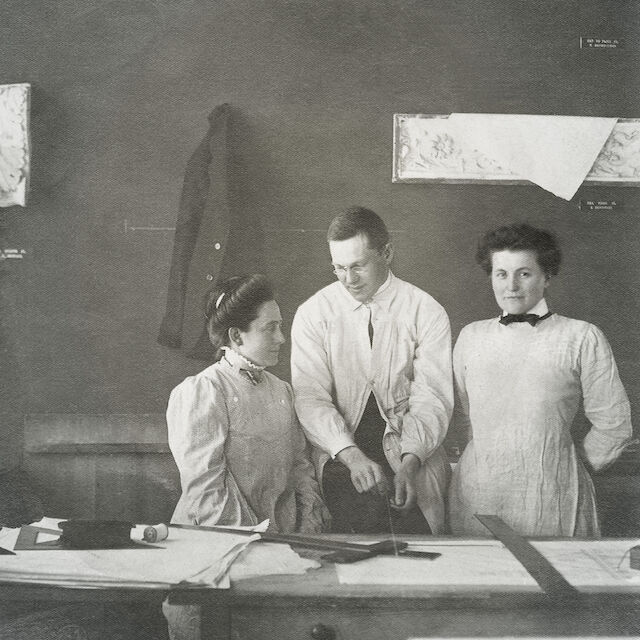 Elisabeth von Knobelsdorff, Hans Schmidt und Therese Mogger (v.l.n.r.) im Zeichensaal der Technischen Hochschule in München, ca. 1907.