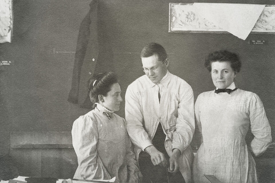 Elisabeth von Knobelsdorff, Hans Schmidt und Therese Mogger (v.l.n.r.) im Zeichensaal der Technischen Hochschule in München, ca. 1907.