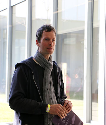 Der Künstler Gereon Krebber in seiner Ausstellung Antikörper/OTC im Folkwang Museum.