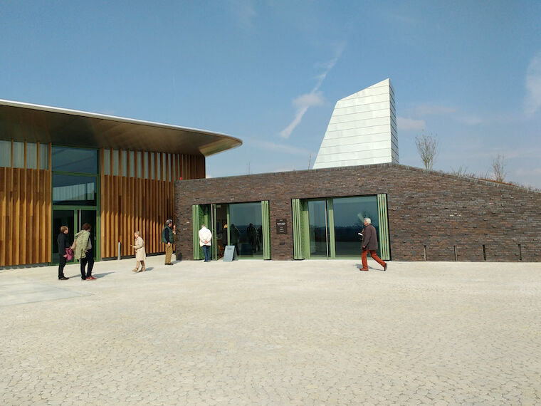 Die Skulpturenhalle von Künstler Thomas Schütte bei Neuss. Foto: Timo Klippstein
