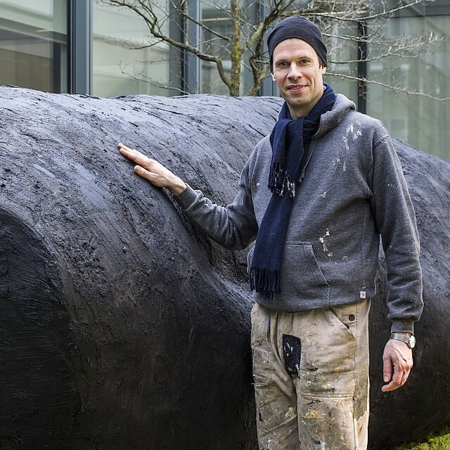 Gereon Krebber vor seiner Skulptur „Thyseter“ im Museum Folkwang.