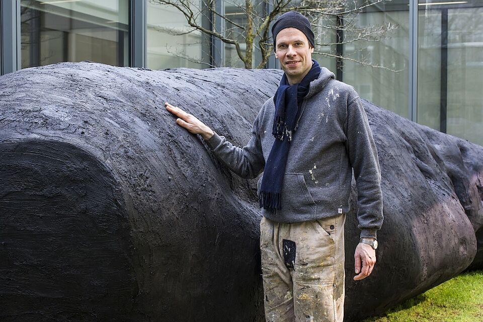 Gereon Krebber vor seiner Skulptur „Thyseter“ im Museum Folkwang.