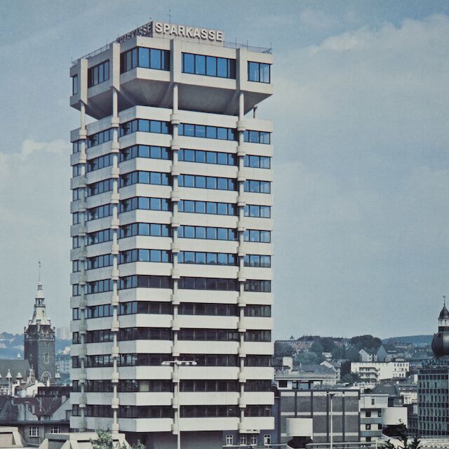 Eine Landmarke: der Turm der Sparkasse in Wuppertal, von Paul Schneider von Esleben.