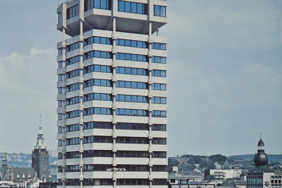 Eine Landmarke: der Turm der Sparkasse in Wuppertal, von Paul Schneider von Esleben.