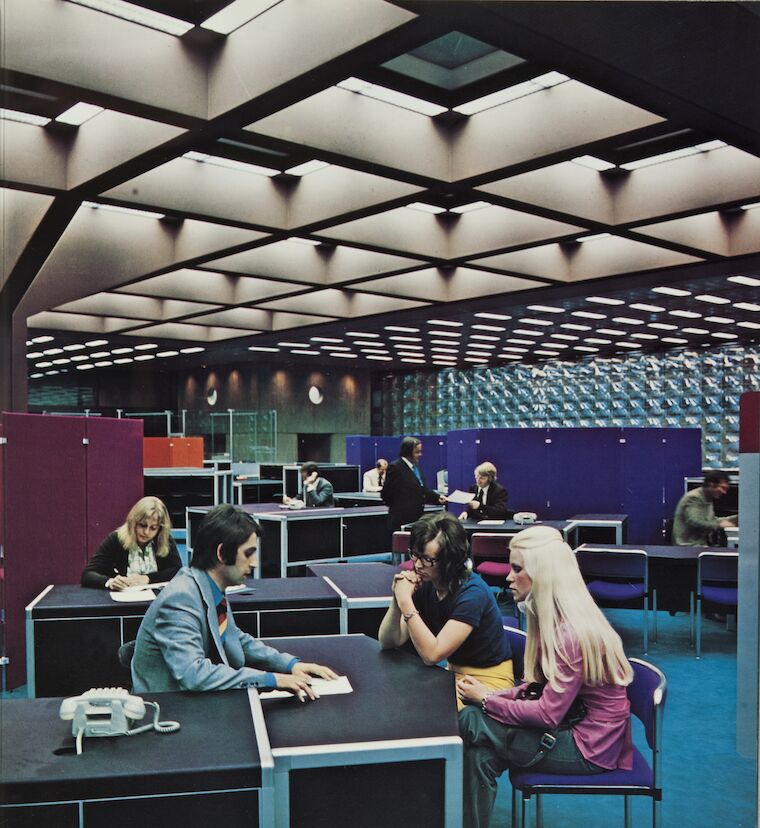 Viel Farbe: Das Kundenforum in den 1970er mit der Spiegelwand von Adolph Luther im Hintergrund. Foto: Archiv Sparkasse Wuppertal.