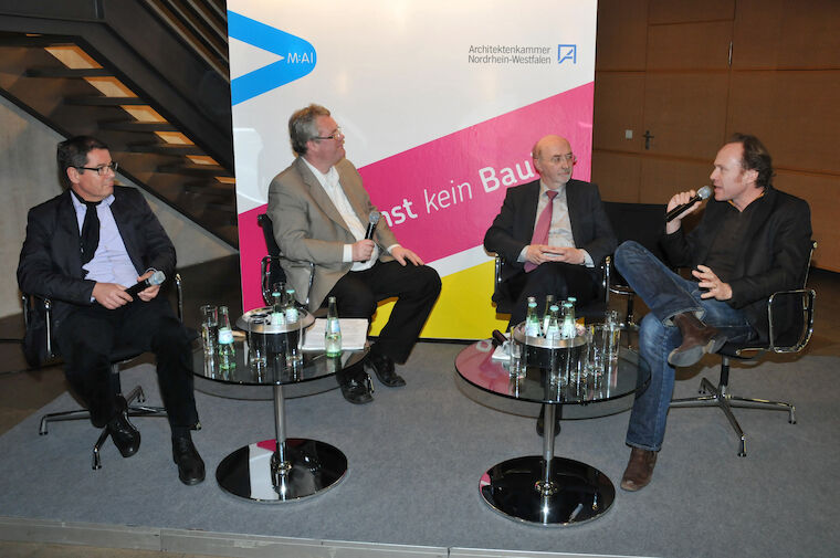 Diskutierten ebenfalls auf dem Symposium (v.l.n.r.): Heiner Sommer (BLB NRW), Stefan Keim (Kulturjournalist), Dieter Kraemer (VBW Bauen und Wohnen GmbH), Markus Ambach (Künstler). Foto: Ralf Schuhmann