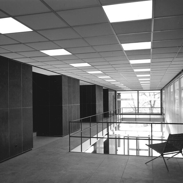 Das Zwischengeschoss mit Blick auf das Foyer im Mannesmann-Hochhaus in Düsseldorf, ca. 1959. Architekt: Paul Schneider von Esleben.