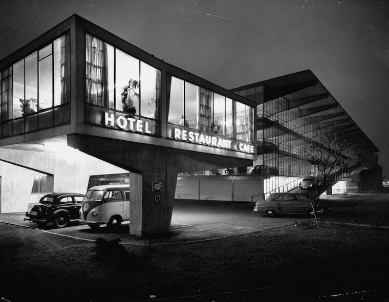  Die Haniel-Garage in Düsseldorf mit Motel, 1956. Foto: Ralph Crane LIFE Magazine