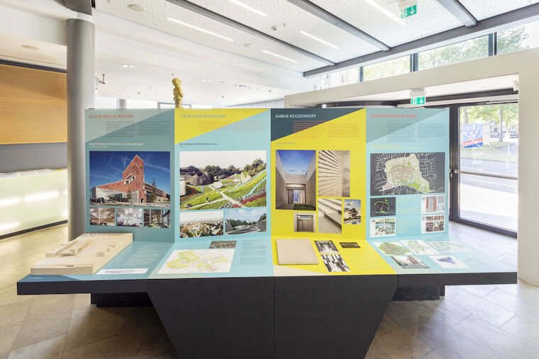 Die Ausstellungsmodule im aktuellen Teil von „Frau Architekt“. Foto: Claudia Dreyße