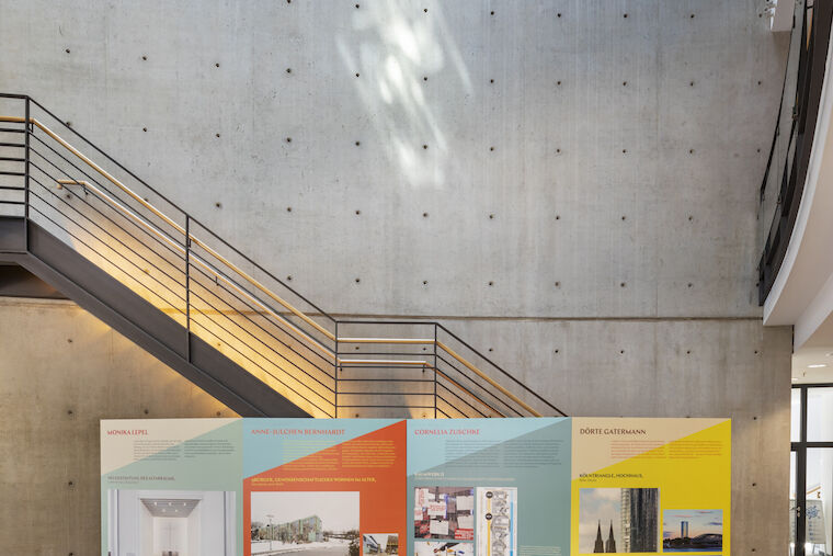 Im aktuellen Teil der Ausstellung zeigt Baukultur Nordrhein-Westfalen 20 Projekte von Architektinnen aus NRW mit Arbeiten aus dem Hochbau, der Stadtplanung, der Innen- und Landschaftsarchitektur. Foto: Claudia Dreyße