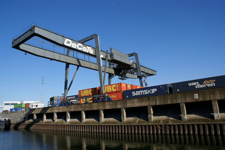 Container werden verladen, Material wechselt den Ort: Duisburger Hafen. Foto: alex.ch via Flickr, CC BY-SA 2.0