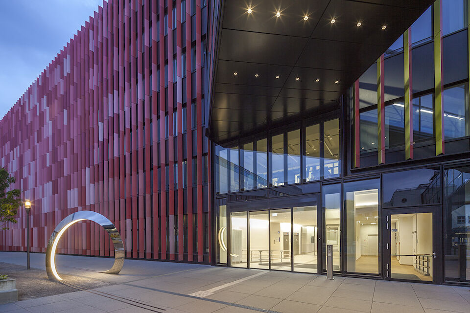 40 ausgewählte Kunst-und-Bau-Werke präsentiert die wachsende digitalen Sammlung von Baukultur Nordrhein-Westfalen, wie zum Beispiel der „Loop“ auf dem Studierendenweg der Uniklinik Köln am CIO-Gebäude.