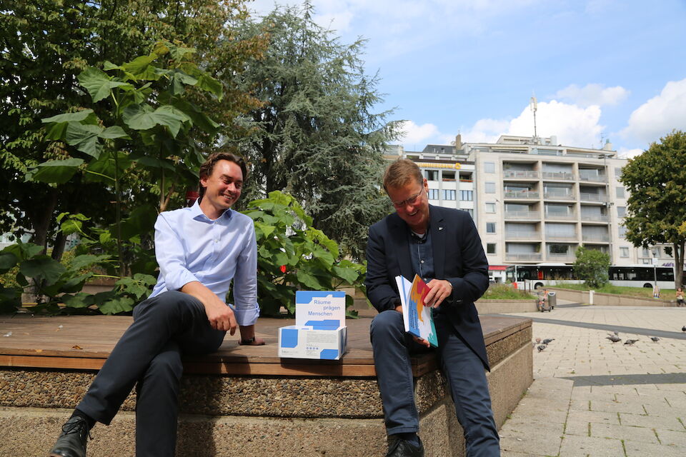 Julian Latzko von der Bundesstiftung Baukultur und Peter Köddermann, Geschäftsführung Programm von Baukultur Nordrhein-Westfalen, trafen sich auf dem Ebertplatz in Köln.