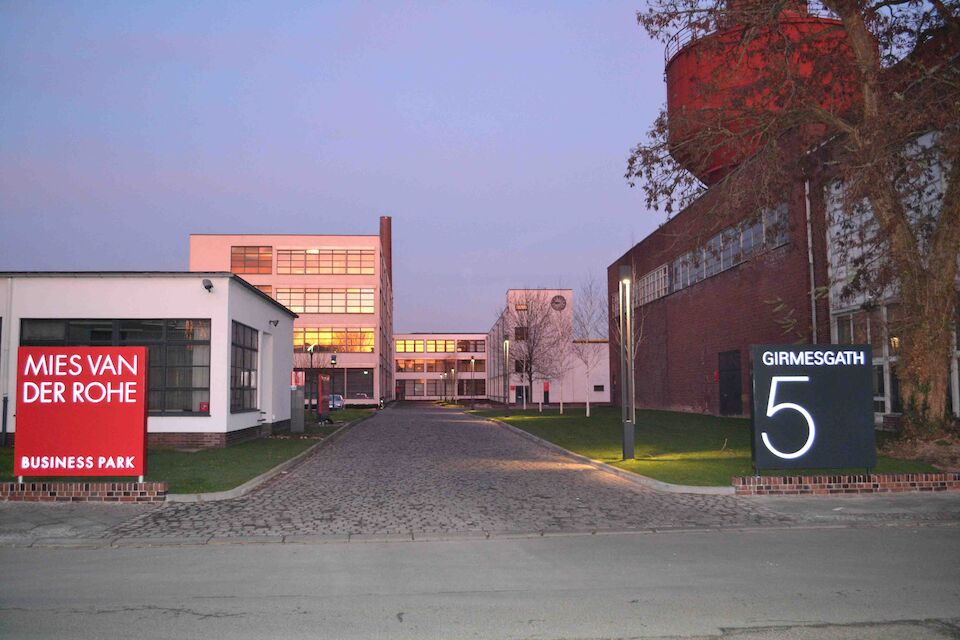 Der Mies van der Rohe Business Park in Krefeld, hinten das HE-Gebäude entworfen von Ludwig Mies van der Rohe.